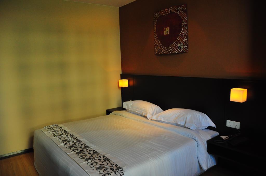 Tat Place Hotel Kuala Belait Exteriör bild